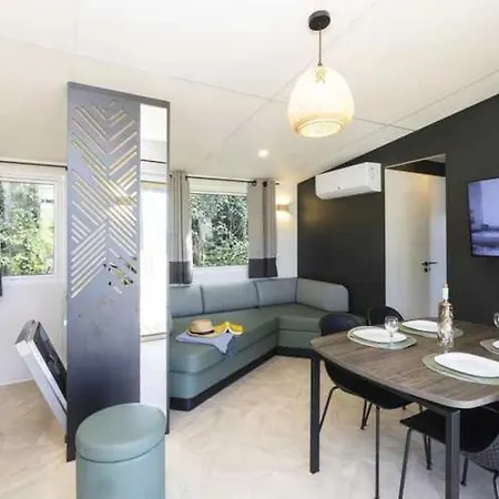 3 Etoiles - Piscine - Ccbaeei *